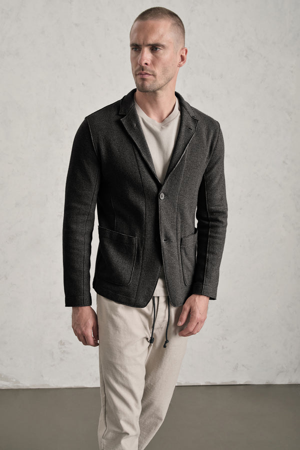 Giacca regular-fit in double face di lana e viscosa con disegno spinato e profili a taglio vivo | 1019.CFUTREM220.U306