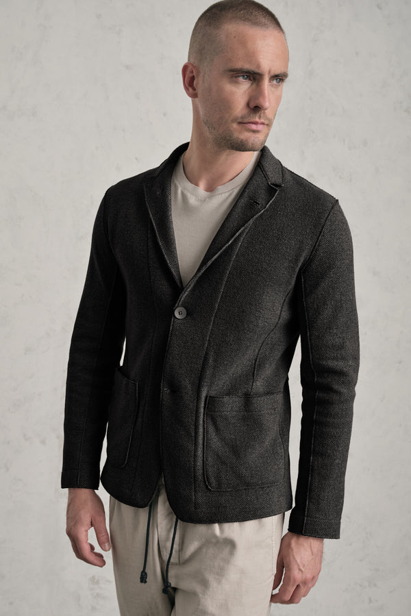Giacca regular-fit in double face di lana e viscosa con disegno spinato e profili a taglio vivo | 1019.CFUTREM220.U306