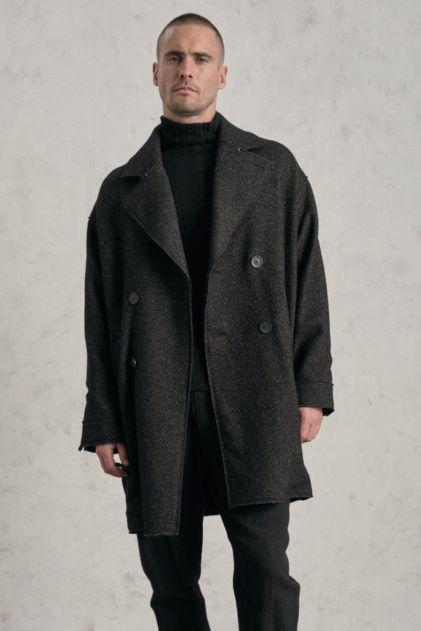 Cappotto oversize doppiopetto in double face di lana e viscosa spinato con profili a taglio vivo | 1019.CFUTREM222.U306