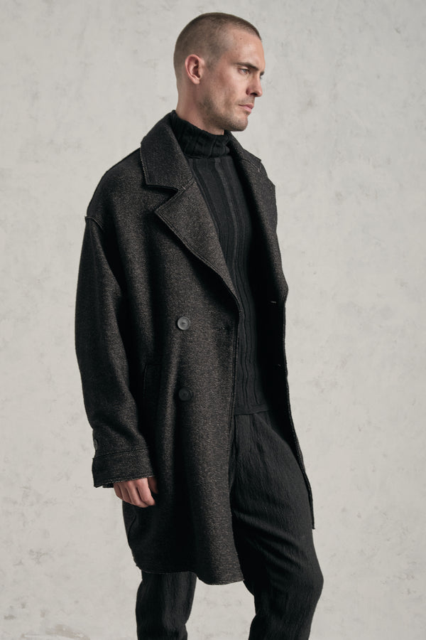 Cappotto oversize doppiopetto in double face di lana e viscosa spinato con profili a taglio vivo | 1019.CFUTREM222.U306