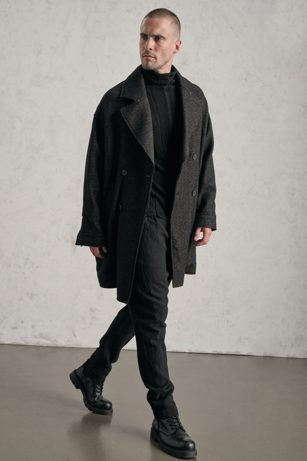 Cappotto oversize doppiopetto in double face di lana e viscosa spinato con profili a taglio vivo | 1019.CFUTREM222.U306