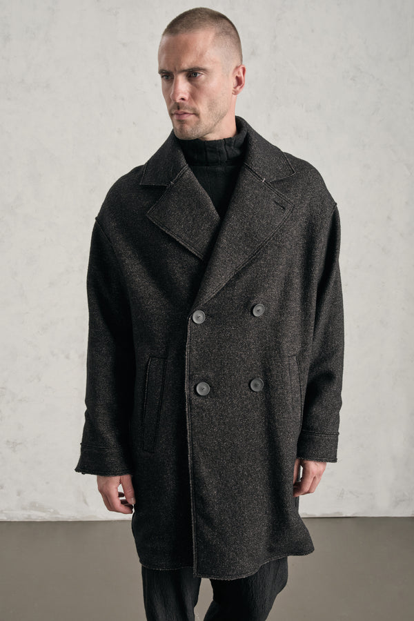 Cappotto oversize doppiopetto in double face di lana e viscosa spinato con profili a taglio vivo | 1019.CFUTREM222.U306