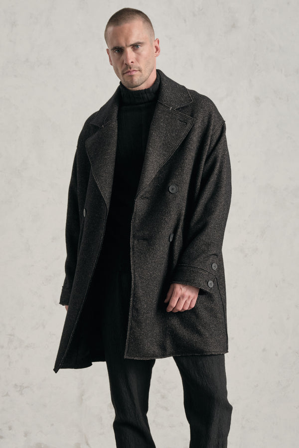 Cappotto oversize doppiopetto in double face di lana e viscosa spinato con profili a taglio vivo | 1019.CFUTREM222.U306