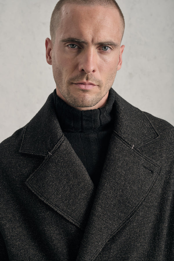 Cappotto oversize doppiopetto in double face di lana e viscosa spinato con profili a taglio vivo | 1019.CFUTREM222.U306
