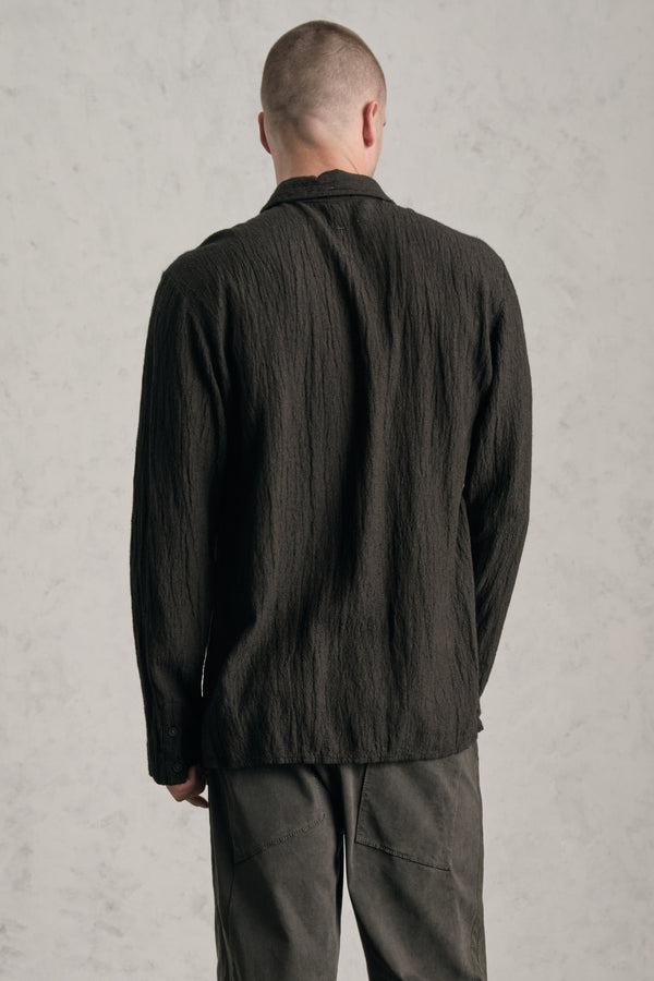 Loose-fitting shirt in viscose blend seersucker. Hand embroidery on the button list | 1019.CFUTREV310.U09
