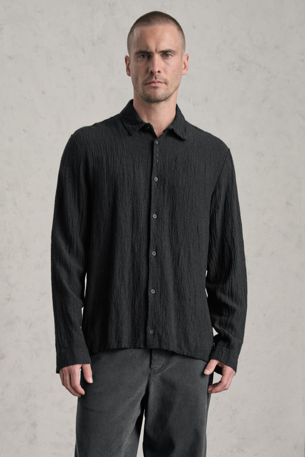 Loose-fitting shirt in viscose blend seersucker. Hand embroidery on the button list | 1019.CFUTREV310.U12