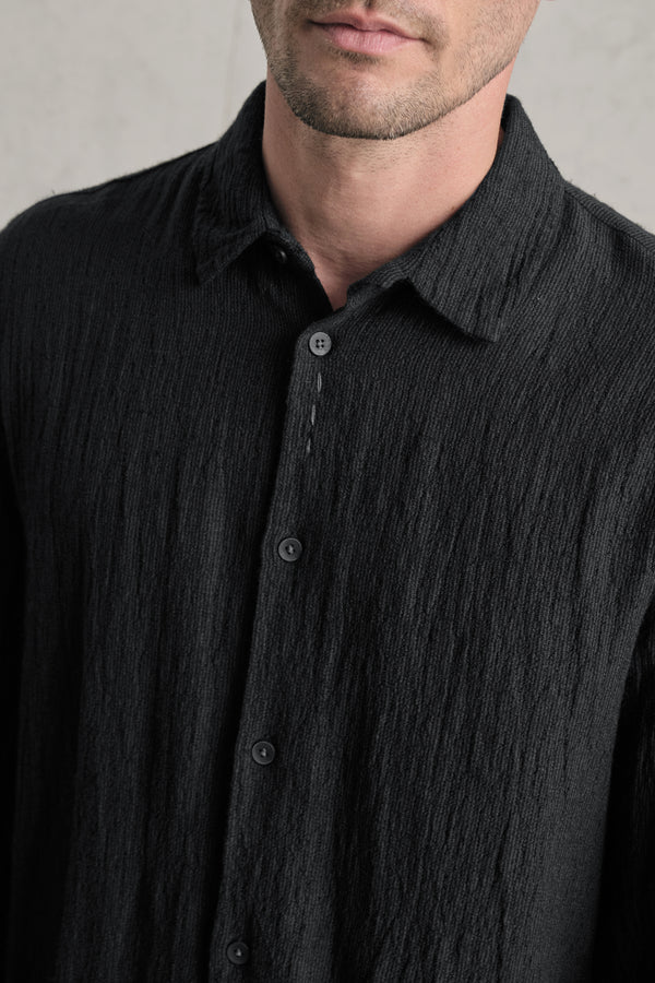 Loose-fitting shirt in viscose blend seersucker. Hand embroidery on the button list | 1019.CFUTREV310.U12