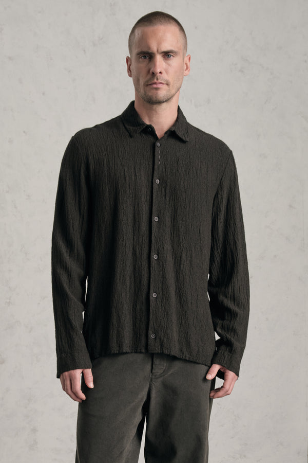 Loose-fitting shirt in viscose blend seersucker. Hand embroidery on the button list | 1019.CFUTREV310.U09