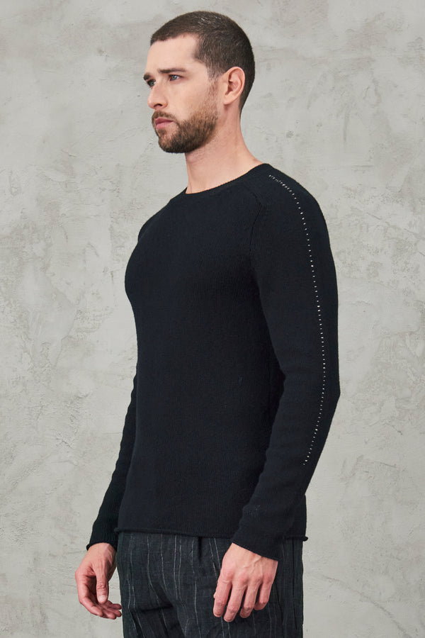 Cablè virgin wool roundneck knit with contrasting yarn detail on the sleeves | 1010.CFUTRV18530.U10