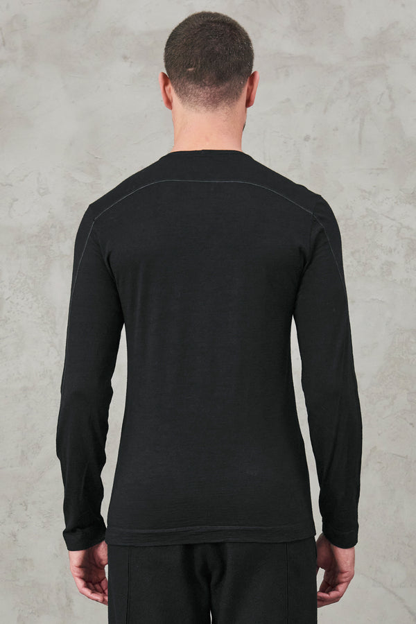 T-shirt regular-fit in jersey di lana mercerizzata. collo con motivo frontale a punta | 1010.CFUTRV3380.U10