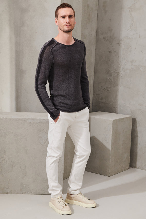 Regular fit long-sleeved knit in linen stockinette with contrasting colour insert on the sleeve | 1011.CFUTRW11461.U312
