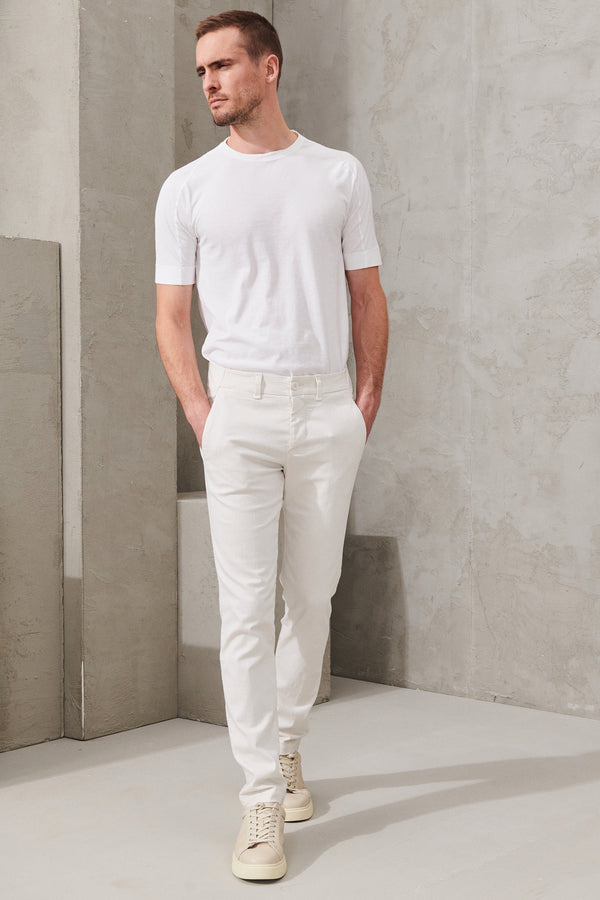 Pantalon chino coupe droite en coton extensible | 1011.CFUTRWA100.U01