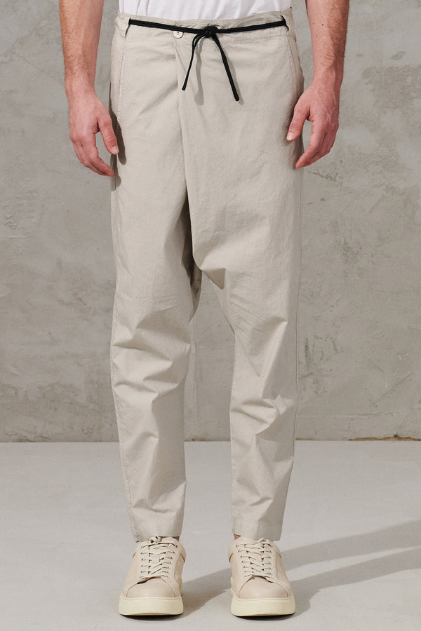 Pantalon coupe brute en toile de coton avec ouverture croisée et coulisse élastique en corde enduite | 1011.CFUTRWB113.U02