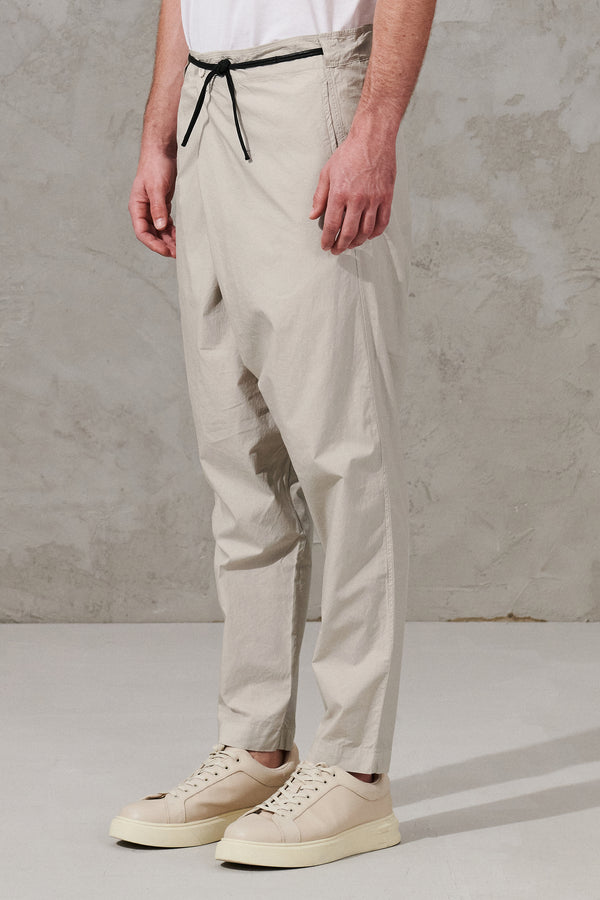 Pantalon coupe brute en toile de coton avec ouverture croisée et coulisse élastique en corde enduite | 1011.CFUTRWB113.U02