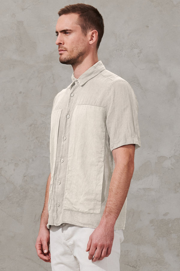 Loose-fit short-sleeved linen shirt with linen-cotton twill inserts and patch pocket | 1011.CFUTRWV311.U02