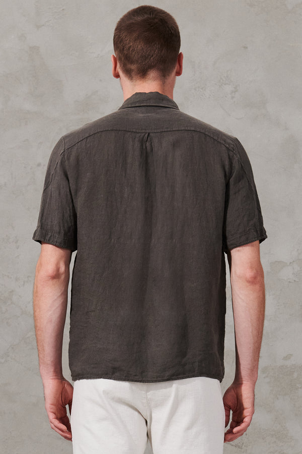 Loose-fit short-sleeved linen shirt with linen-cotton twill inserts and patch pocket | 1011.CFUTRWV311.U16