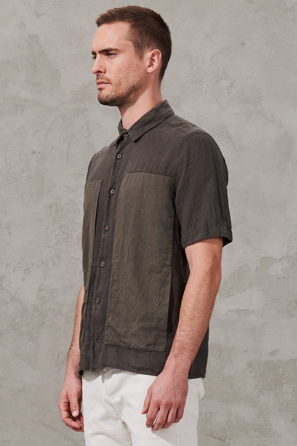 Kurzarm-hemd im loose fit mit einsätzen aus baumwoll-leinen-twill und aufgesetzter tasche | 1011.CFUTRWV311.U16