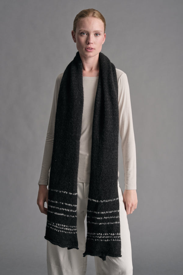 Wool and alpaca blend scarf with contrasting vanisé stitching | 1019.SCADTRE15503.10