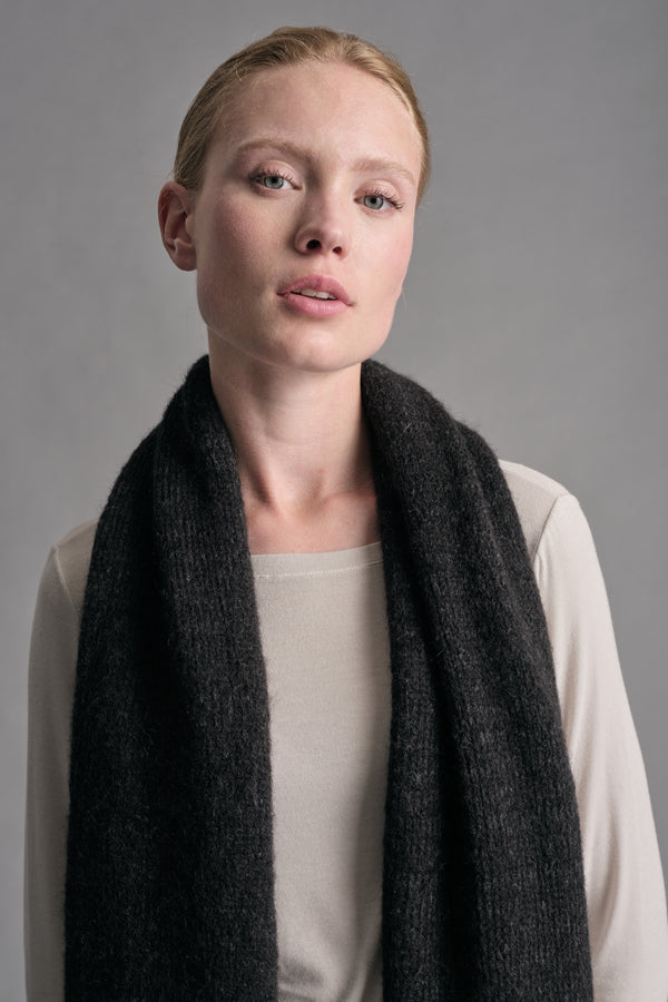 Wool and alpaca blend scarf with contrasting vanisé stitching | 1019.SCADTRE15503.10