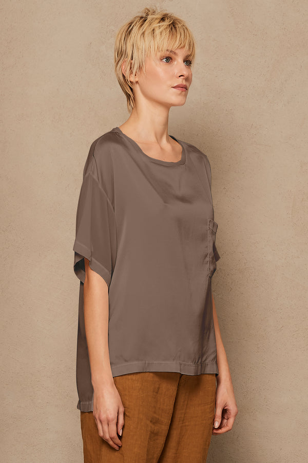 Oversize-bluse aus stretch-seidensatin mit seiden-georgette-einsätzen und unten ausgestellt | 1005.CFDTRQH170.13