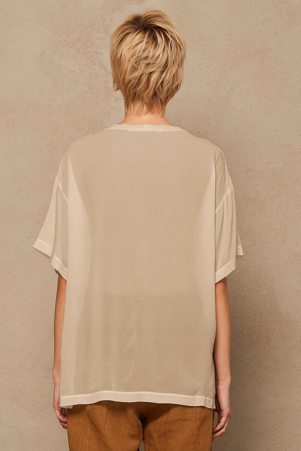 Oversize-bluse aus stretch-seidensatin mit seiden-georgette-einsätzen und unten ausgestellt | 1005.CFDTRQH170.21