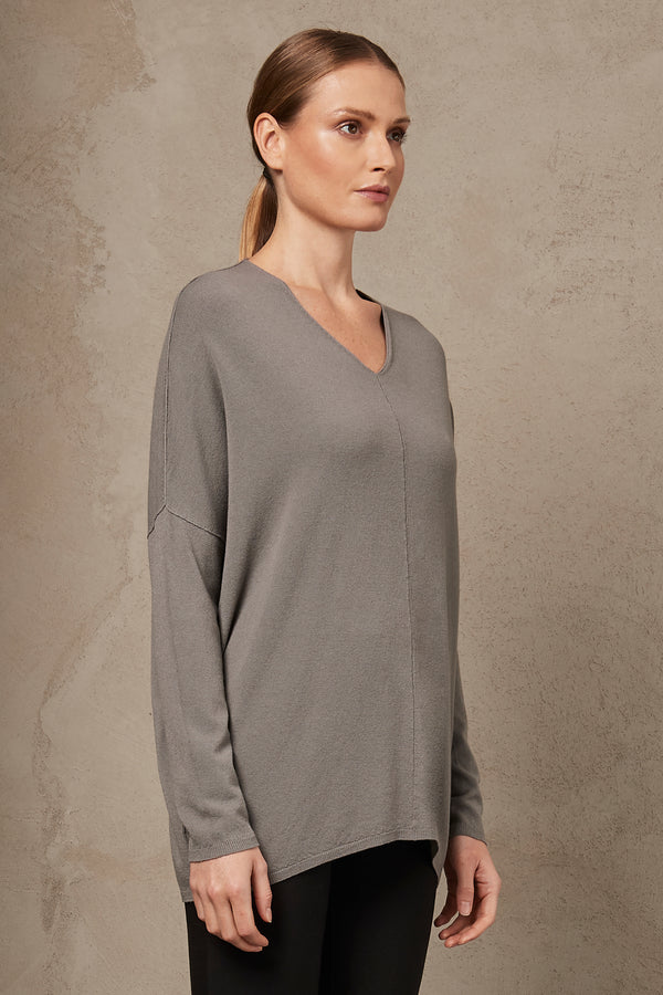 Oversize v-neck jumper in viscose and wool | 1007.CFDTRS11461.12