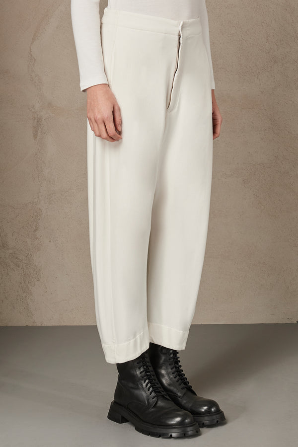 Comfort fit cropped trousers in stretch viscose plush | 1007.CFDTRSH171.01