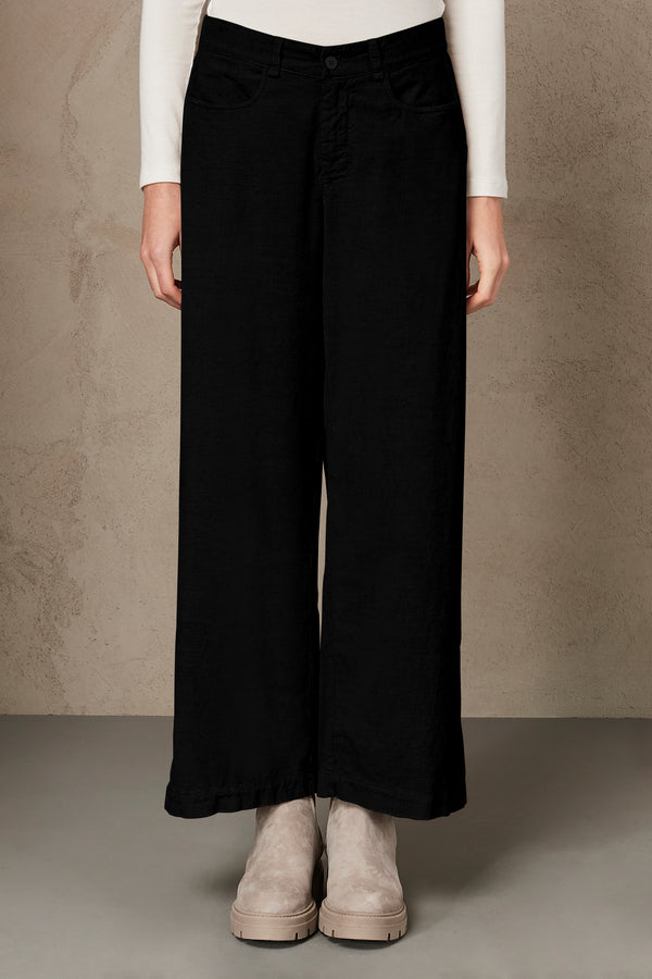 Wide leg trousers in thin-striped corduroy | 1007.CFDTRSO243.10