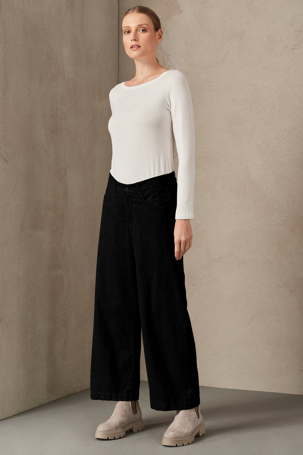 Wide leg trousers in thin-striped corduroy | 1007.CFDTRSO243.10