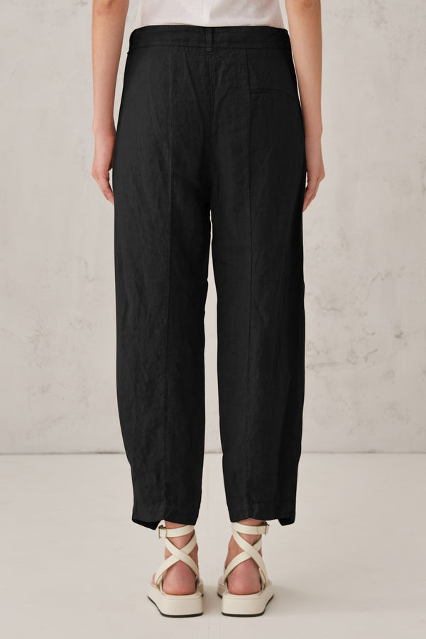 Pantalone comfort fit in lino con spacchetto sul fondo davanti. | 1008.CFDTRTD131.10