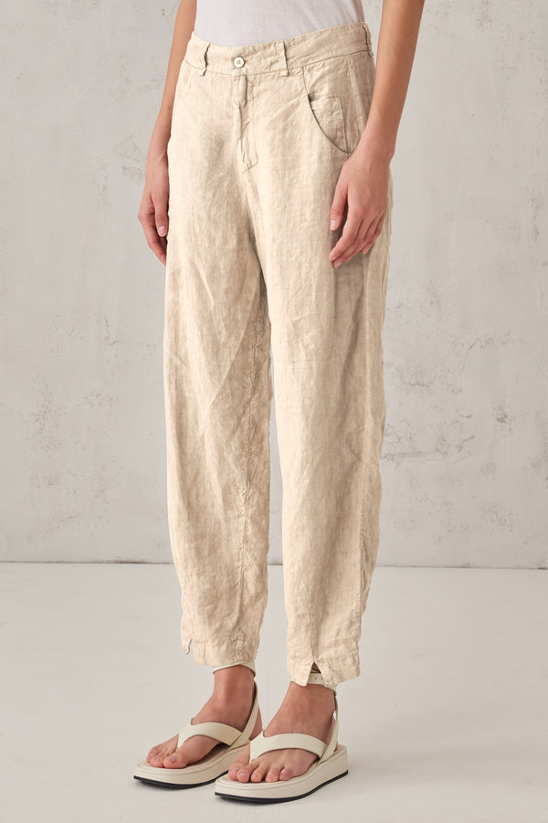 Pantalone comfort fit in lino con spacchetto sul fondo davanti. | 1008.CFDTRTD131.21