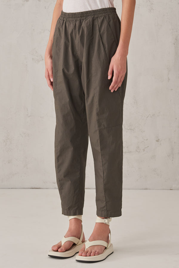 Pantalone comfort fit in cotone con pinces ed elastico in vita | 1008.CFDTRTN230.13