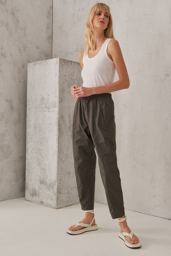 Pantalone comfort fit in cotone con pinces ed elastico in vita | 1008.CFDTRTN230.13