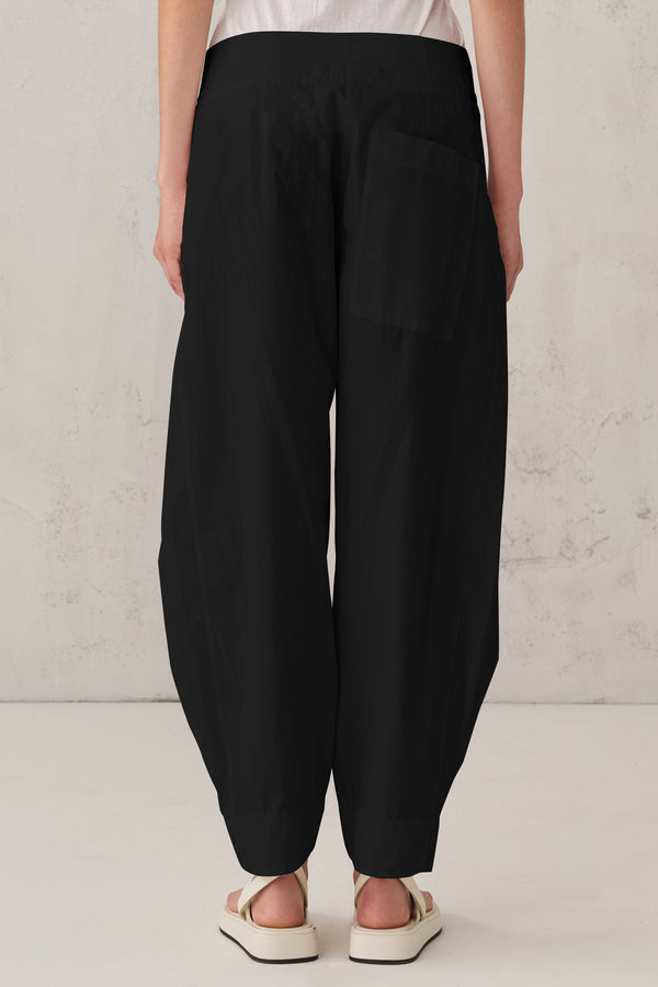 Pantalone con pinces in tela di cotone. linea bombé. | 1008.CFDTRTN232.10
