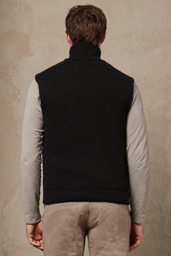 Padded vest in cablé virgin wool knit and wool cloth. | 1007.CFUTRS17521.U10