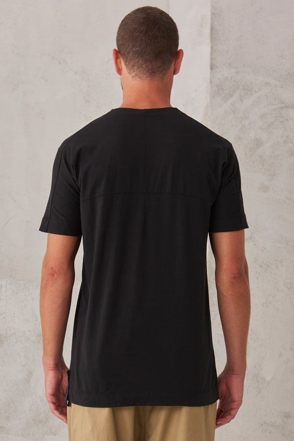 T-shirt oversize in jersey di cotone con tagli asimmetrici e taschino frontale. etichetta staccabile fianco sinistro. | 1008.CFUTRT1365.U10