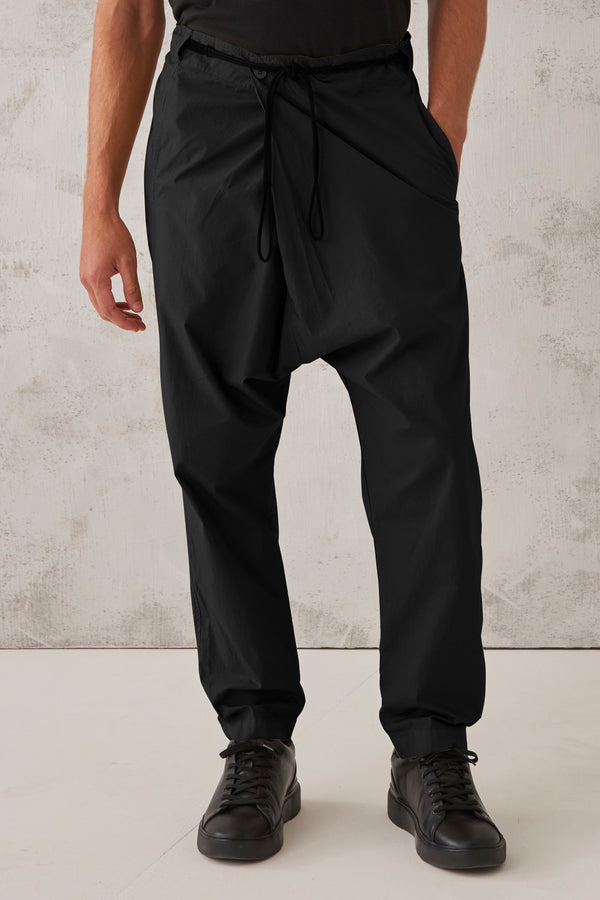 Pantalone loose-fit in tela di cotone con apertura incrociata e coulisse elastica in corda cerata | 1008.CFUTRTB113.U10