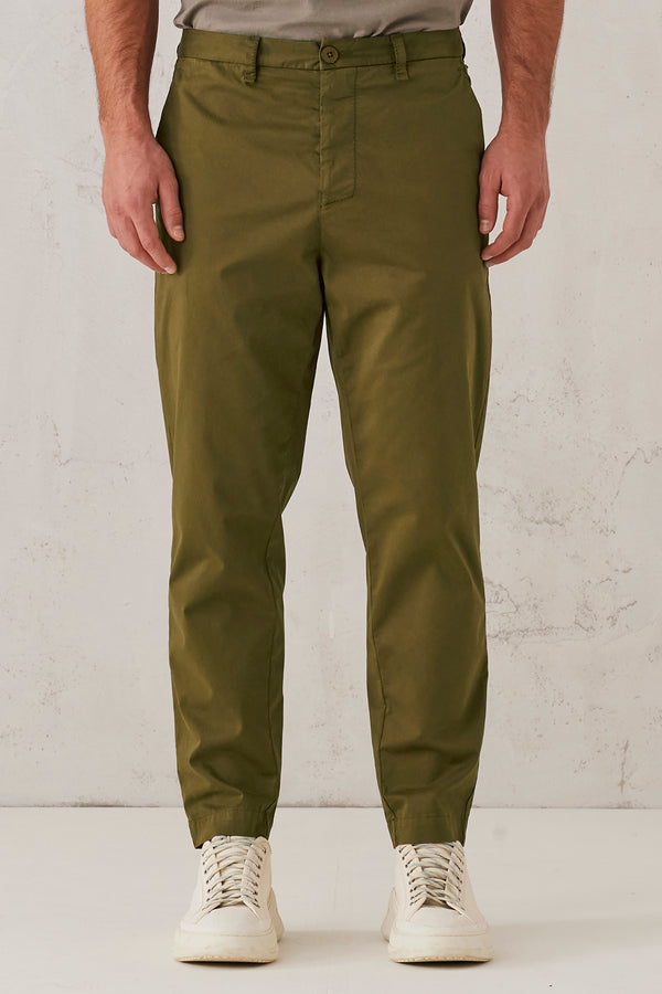 Cropped trousers in stretch cotton satin with semi-elastic belt. | 1008.CFUTRTE140.U04