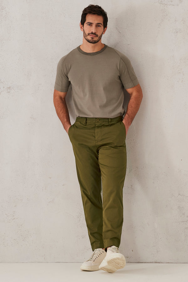 Cropped trousers in stretch cotton satin with semi-elastic belt. | 1008.CFUTRTE140.U04